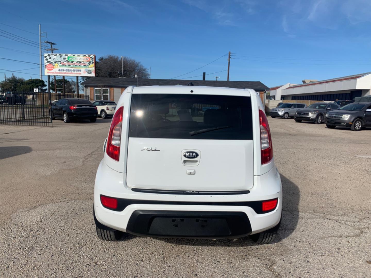 2013 White /Black Kia Soul ! (KNDJT2A62D7) with an 2.0L L4 DOHC 16V engine, AUTOMATIC transmission, located at 1830 North Belt Line Road, Irving, TX, 75061, (469) 524-0199, 32.834373, -96.993584 - Photo#2